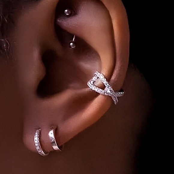 ⚜️𝟯𝟬%𝗢𝗙𝗙 𝗯𝘂𝗻𝗱𝗹𝗲𝘀 𝟯+⚜️ NEW CZ Crisscrossed Cuff Earring - Picture 6 of 9